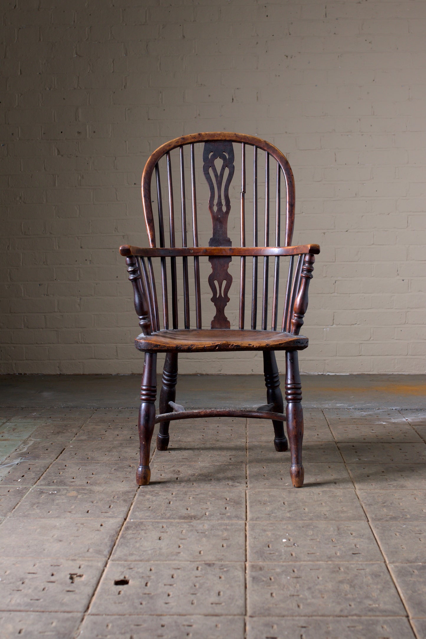 A Victorian period yew wood Windsor chair