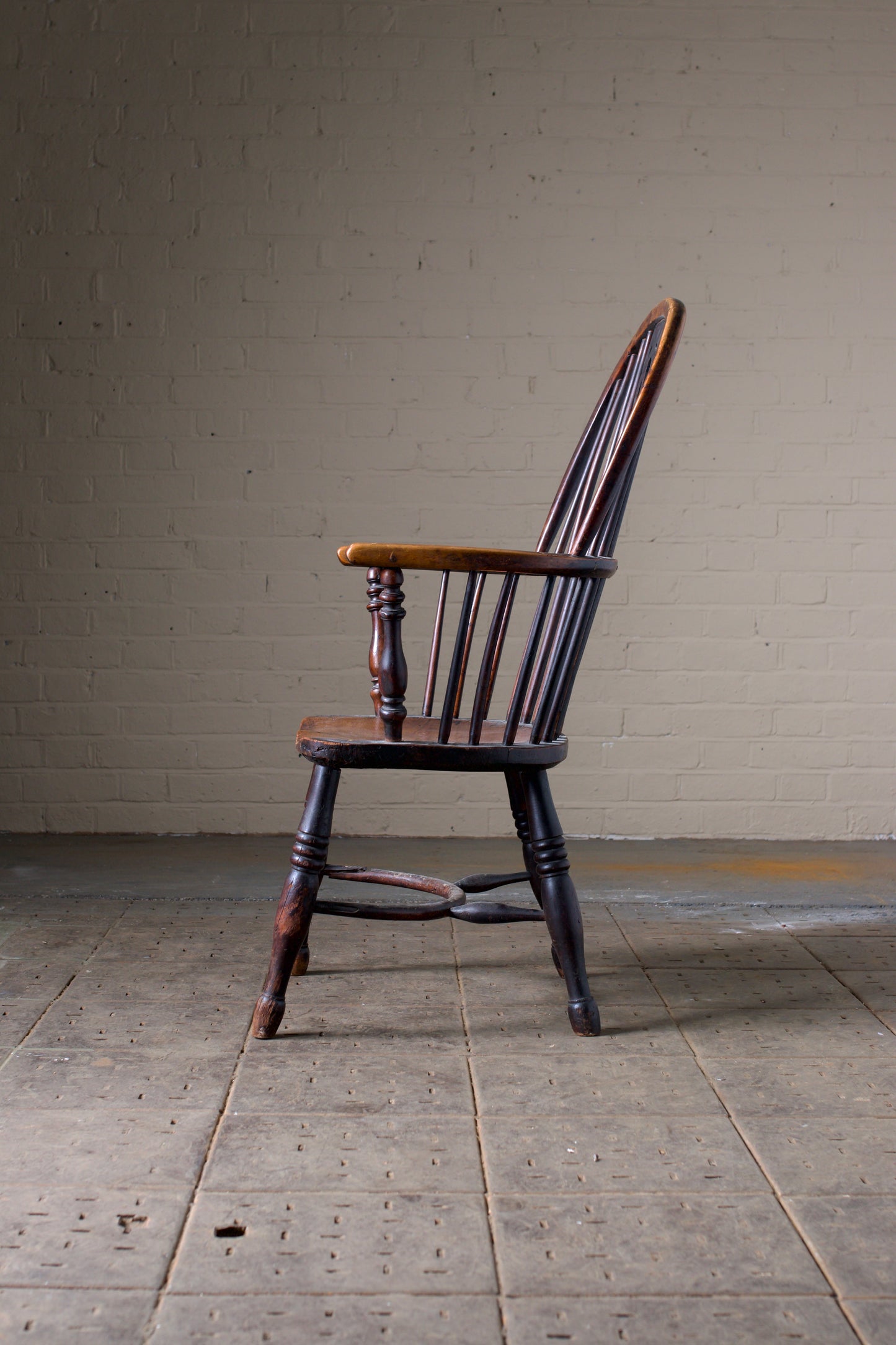 A Victorian period yew wood Windsor chair