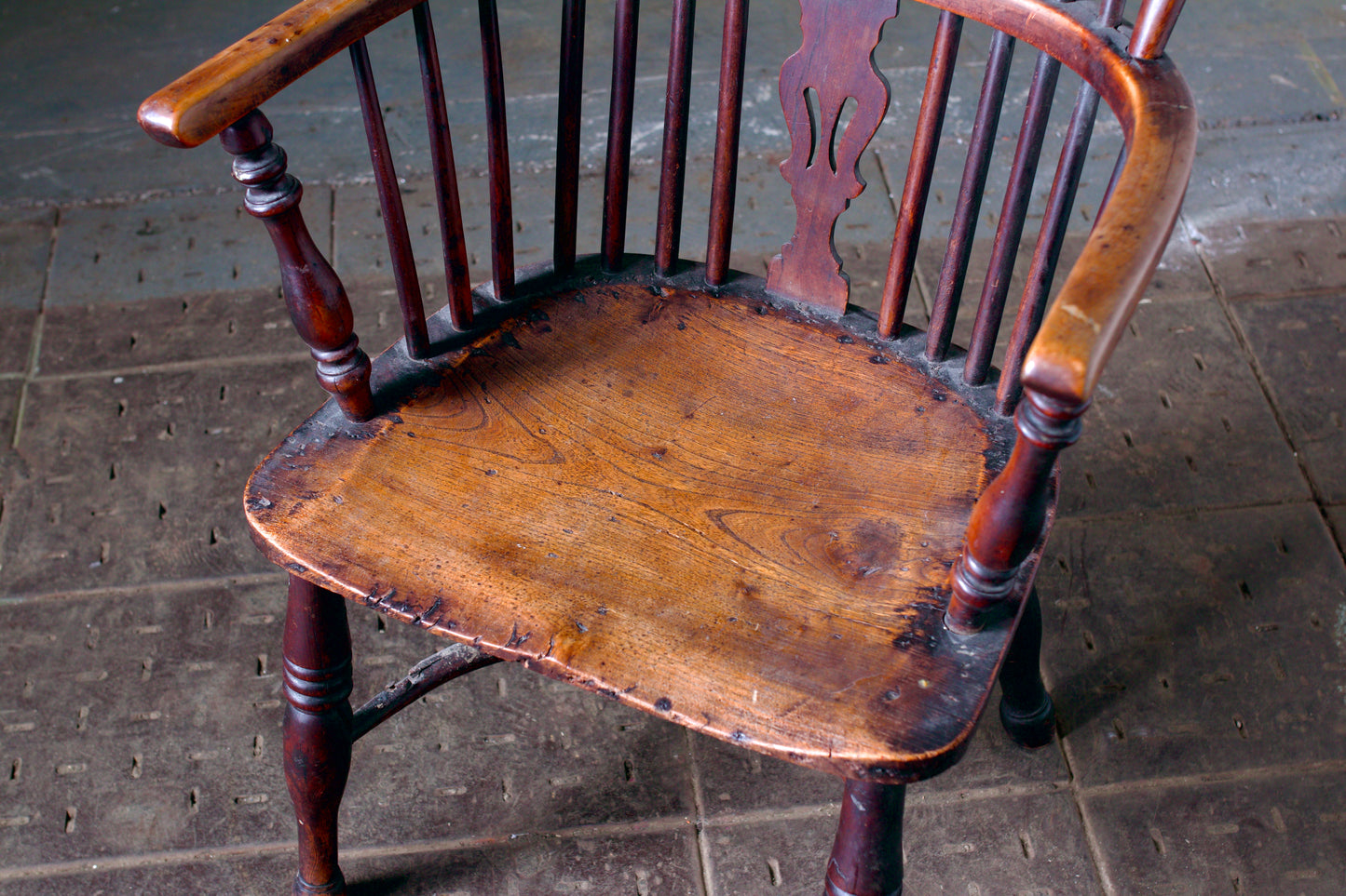 A Victorian period yew wood Windsor chair