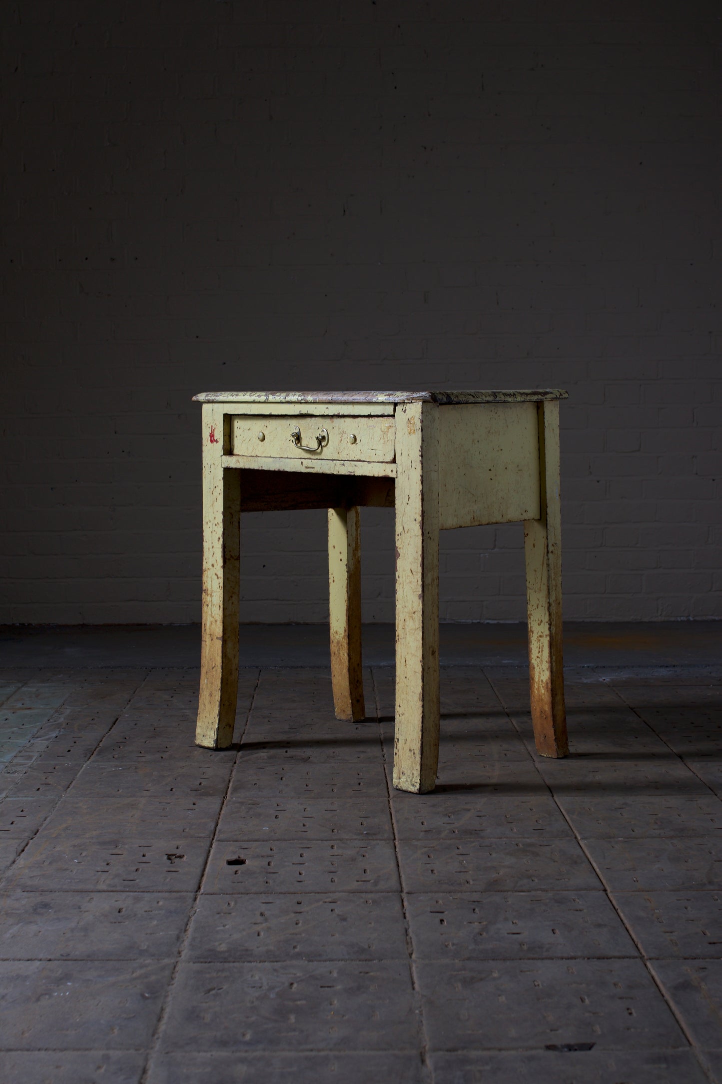 Twist press Stand Painted Pine table