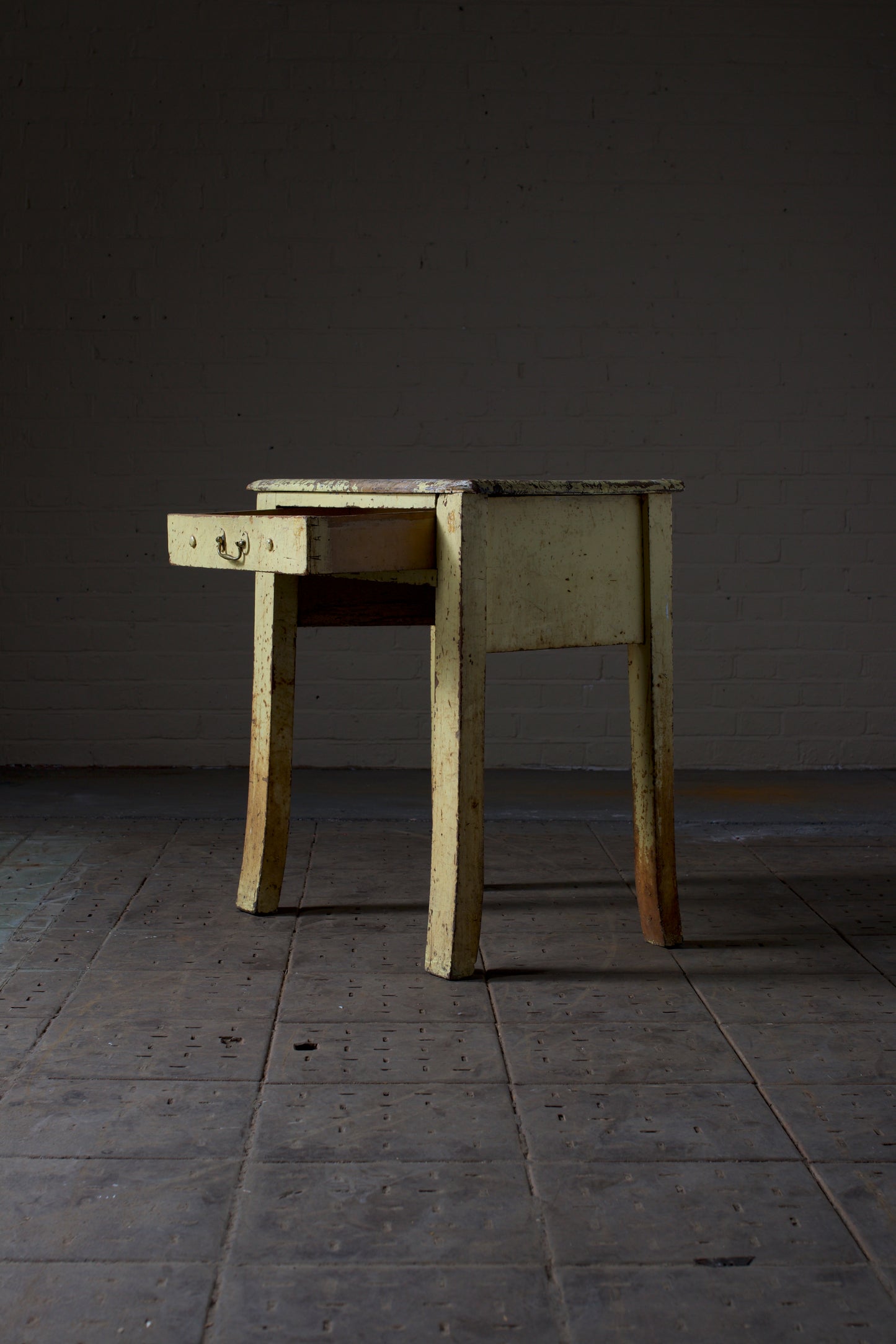 Twist press Stand Painted Pine table