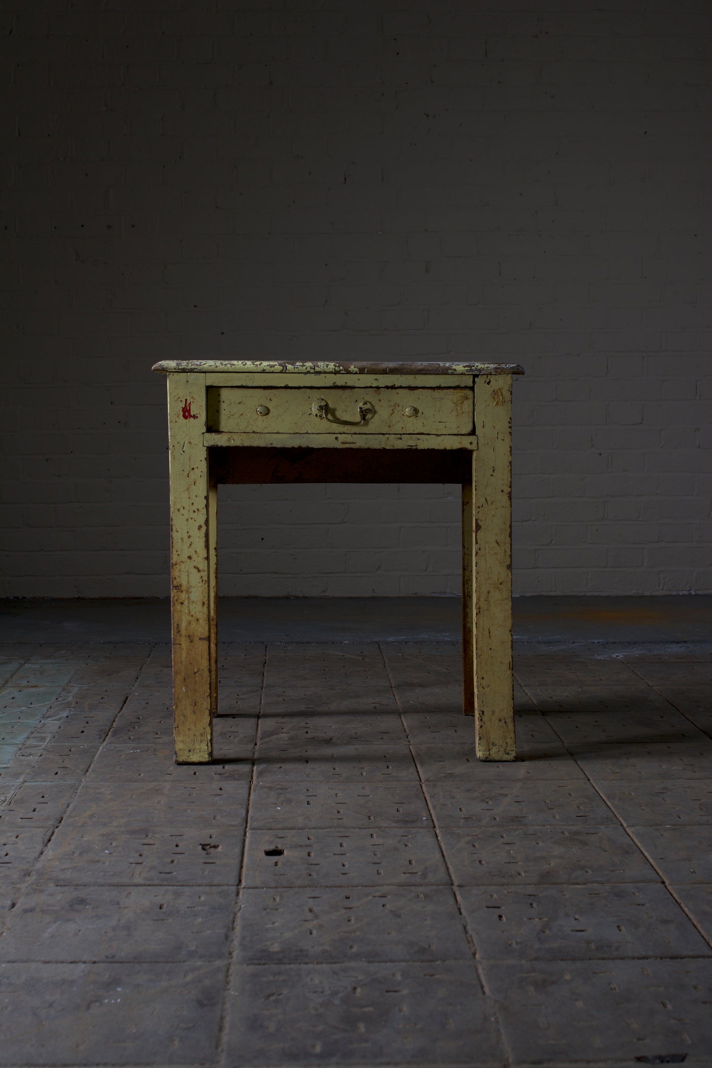 Twist press Stand Painted Pine table