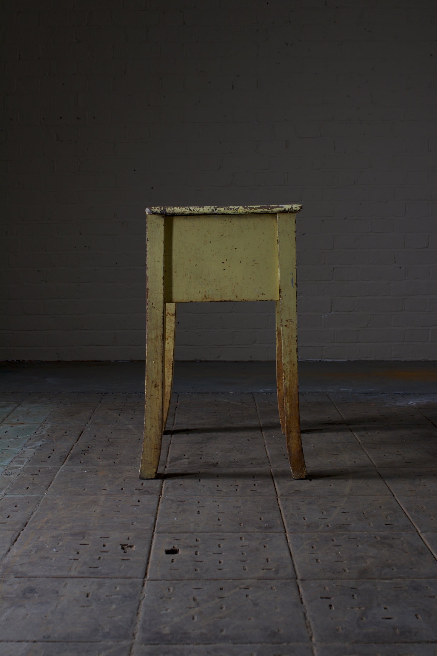 Twist press Stand Painted Pine table